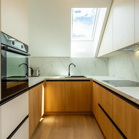 Sunny Escape Apartment *